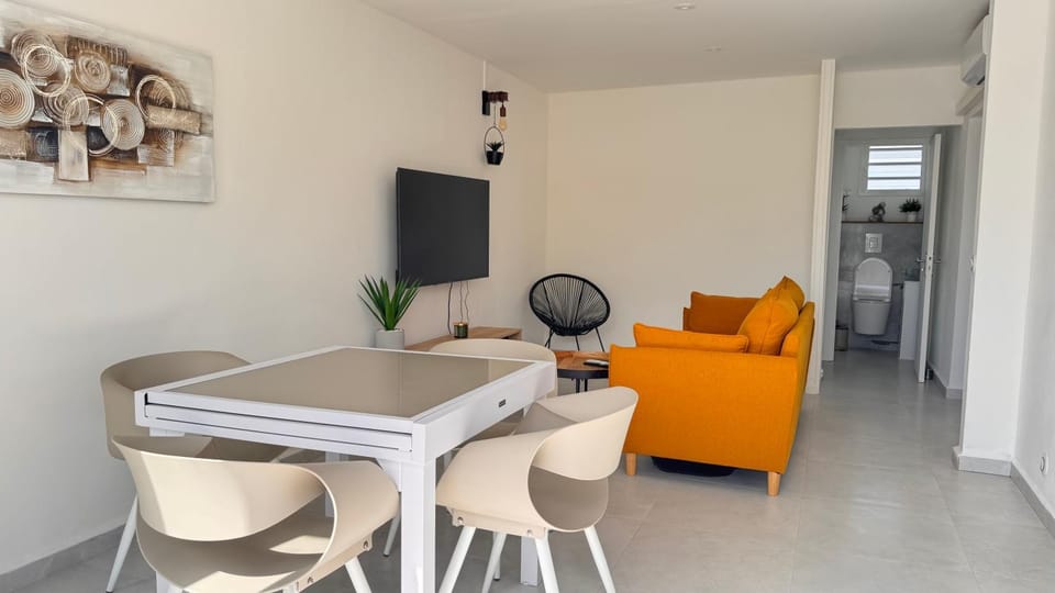 Living room, Seating area, Dining area