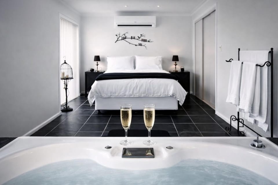 Private Luxury Island Retreat with Panoramic Bay Views Chalet in MacLeay Island