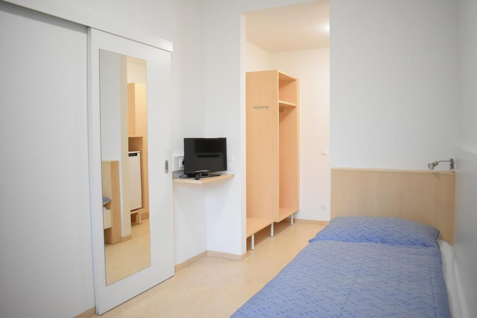 Bed, TV and multimedia, Bedroom