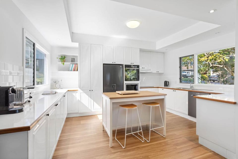 Pelican - Lake Views - Pet Friendly House in Smiths Lake