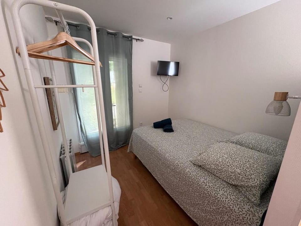 Charles de Gaulle lll - Independent Garden Apartment in Occitanie