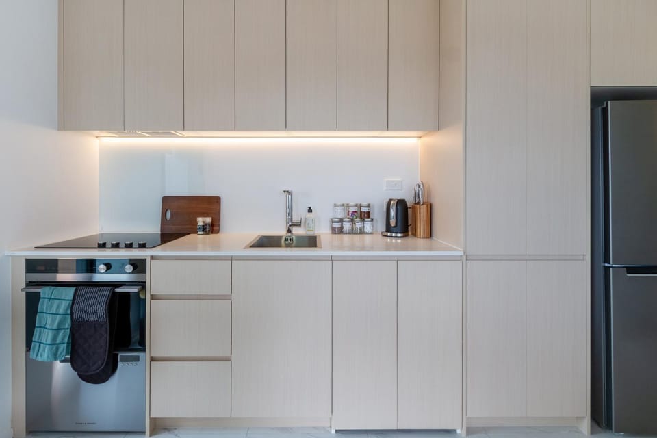 Coffee/tea facilities, Kitchen or kitchenette, oven, stove