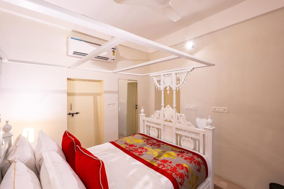 Bed, Photo of the whole room, Bedroom, air conditioner