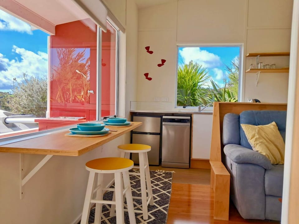 View (from property/room), Kitchen or kitchenette, Dining area, dishwasher