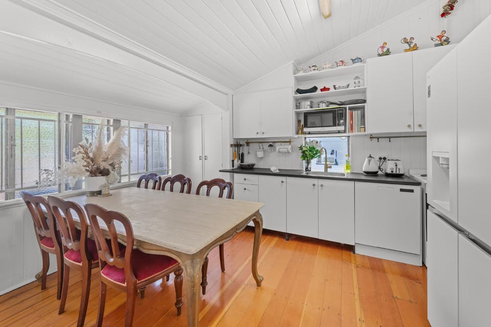 Kitchen or kitchenette, Dining area, stove