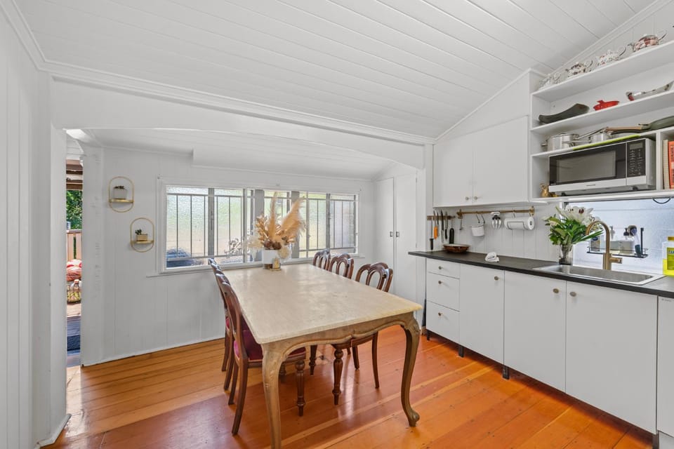 Kitchen or kitchenette, Dining area, dishwasher