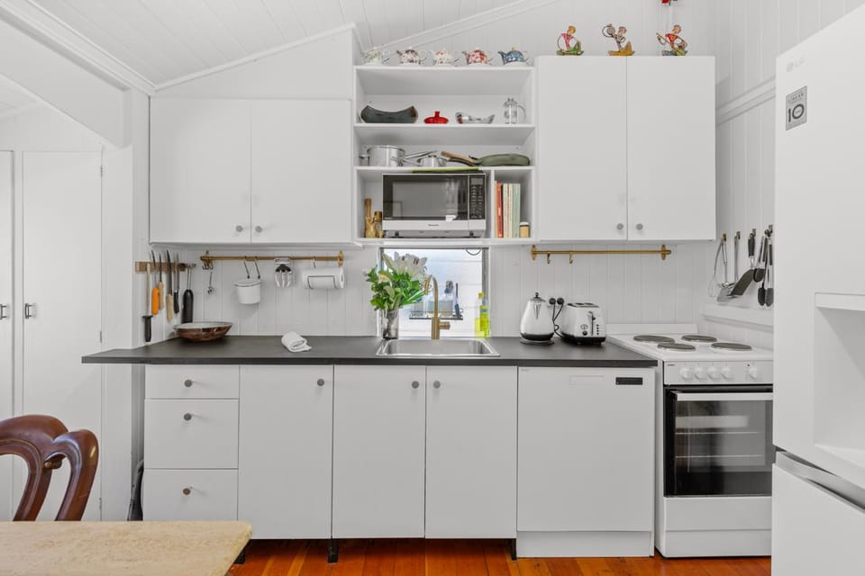 Kitchen or kitchenette, dishwasher, oven