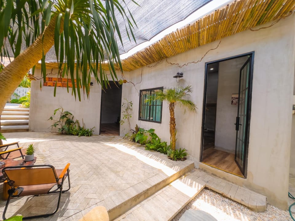 Property building, Patio, Day, Garden, Balcony/Terrace, Garden view