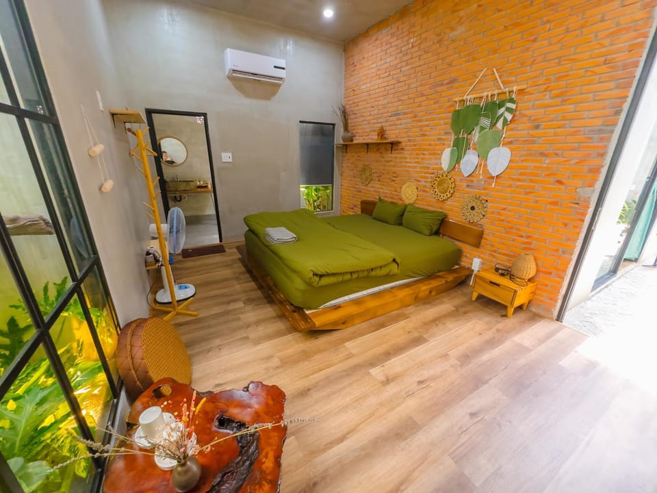 Bed, Photo of the whole room, Seating area, Bedroom, air conditioner