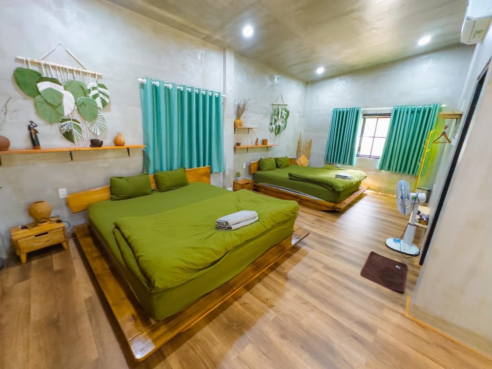 Bed, Photo of the whole room, Seating area, Bedroom