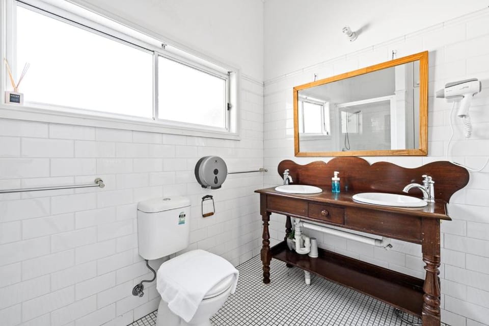 Quadruple Ensuite Room - Nearby Stations & Shops Bed and Breakfast in Lidcombe
