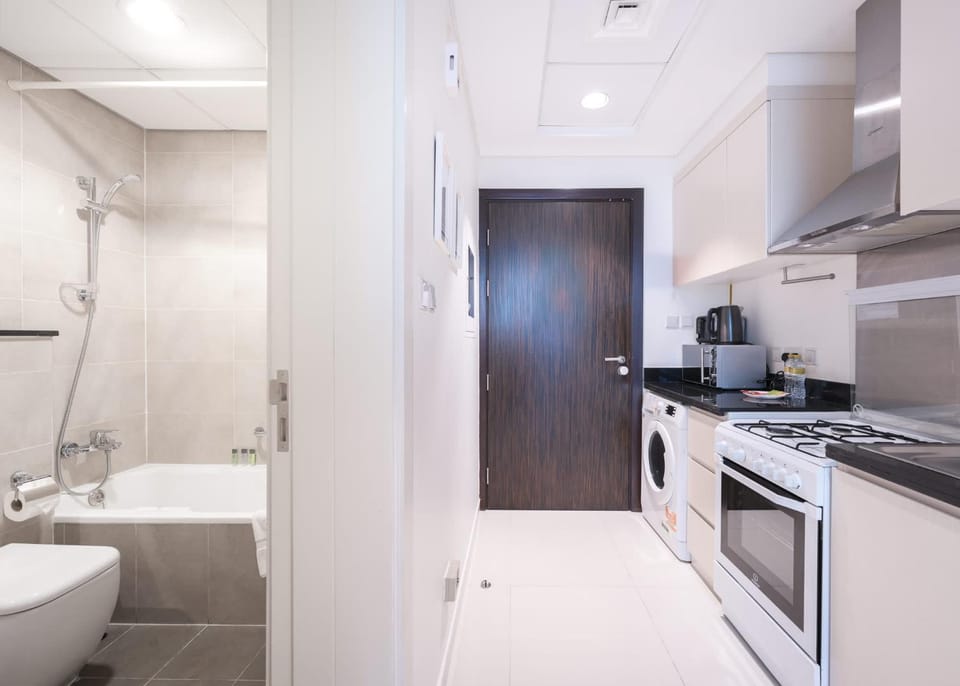 Free housekeeping visits during your stay - StayShort - Damac Hills Sleeps 2 with Balcony Apartment in Dubai