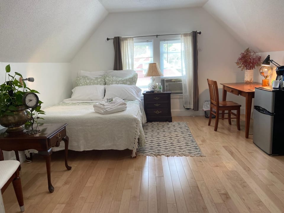 Private Suite with Private Bathroom step to Train &Buses in Boston Vacation rental in West Roxbury