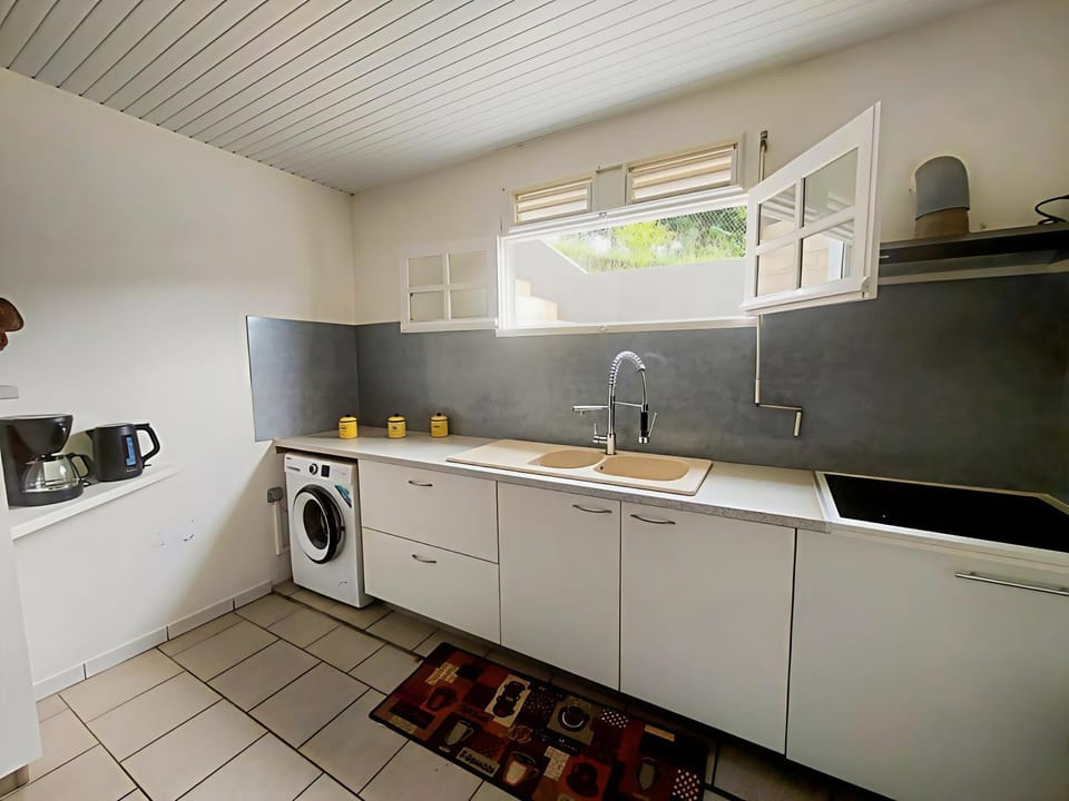 Kitchen or kitchenette, stove, washing machine