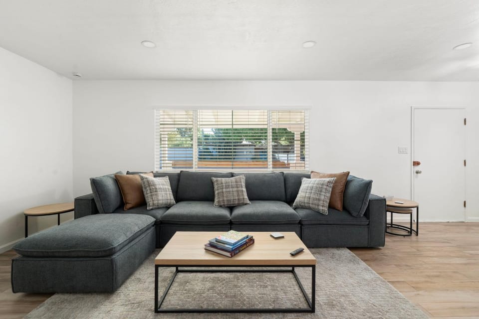 Encanto - 1 Mile to ASU Downtown, Hot Tub, Dogs OK House in Tempe