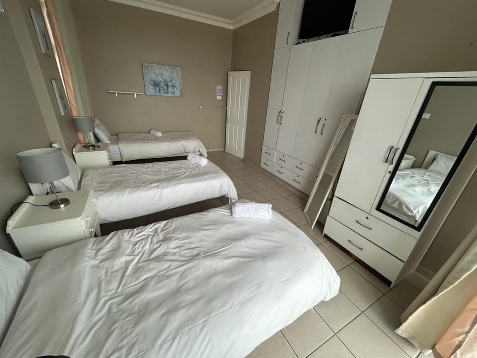 Wave Condo - Steps to the Blue Flag Beach 7 Sleeper Apartment in Port Elizabeth