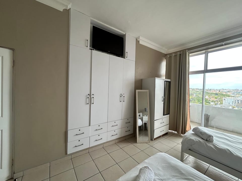 Wave Condo - Steps to the Blue Flag Beach 7 Sleeper Apartment in Port Elizabeth