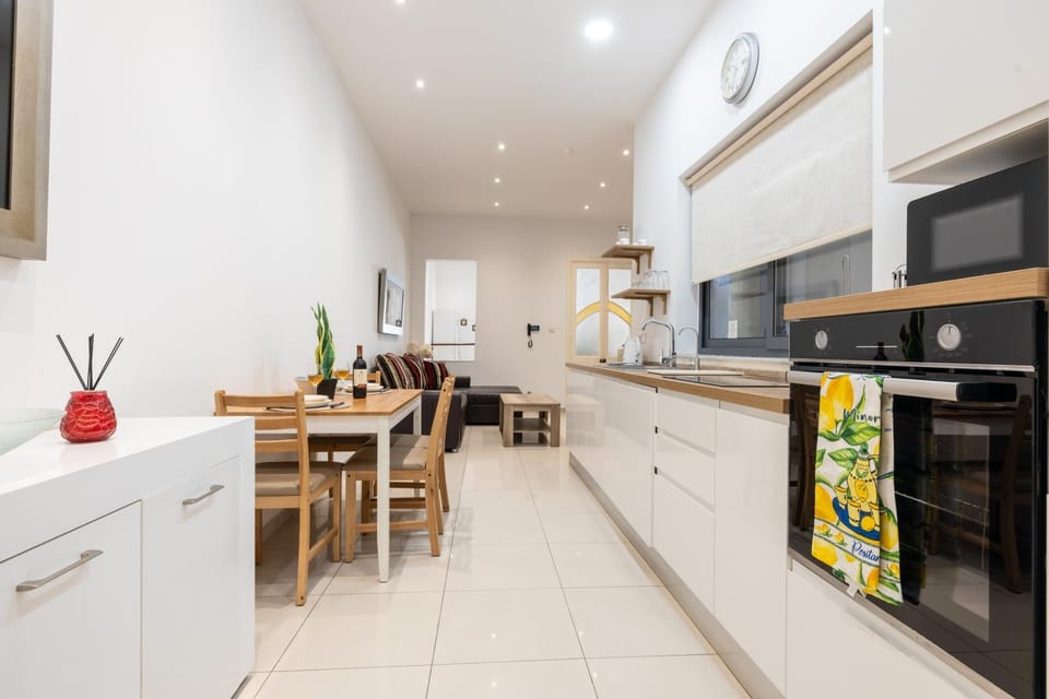 Kitchen or kitchenette, Dining area, oven