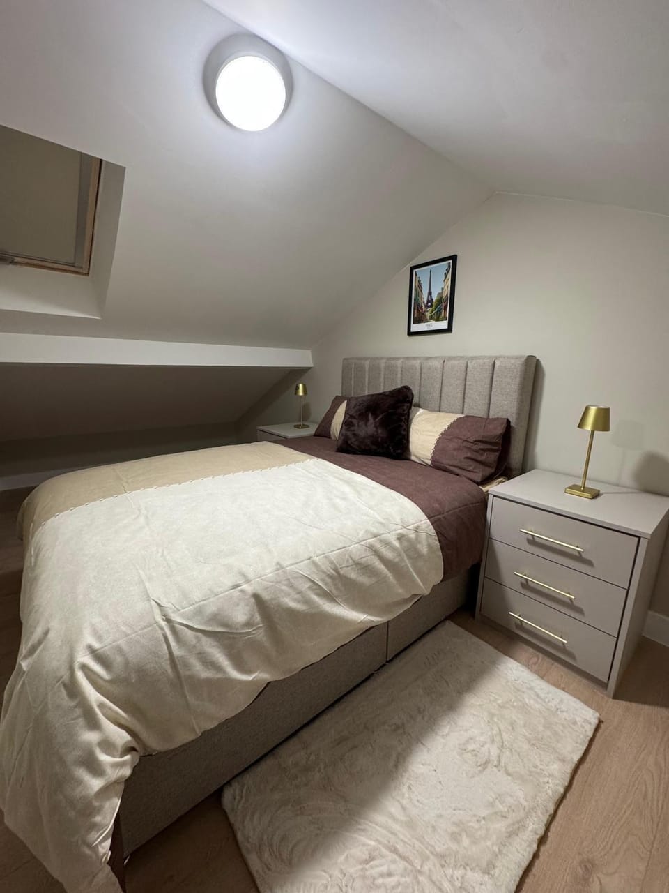 Bed, Photo of the whole room, Bedroom