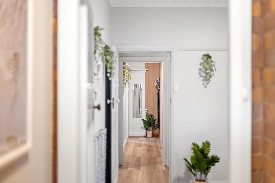 Bright Double Room - Nearby Shops & Eateries - Shared Bathroom Bed and Breakfast in Sydney