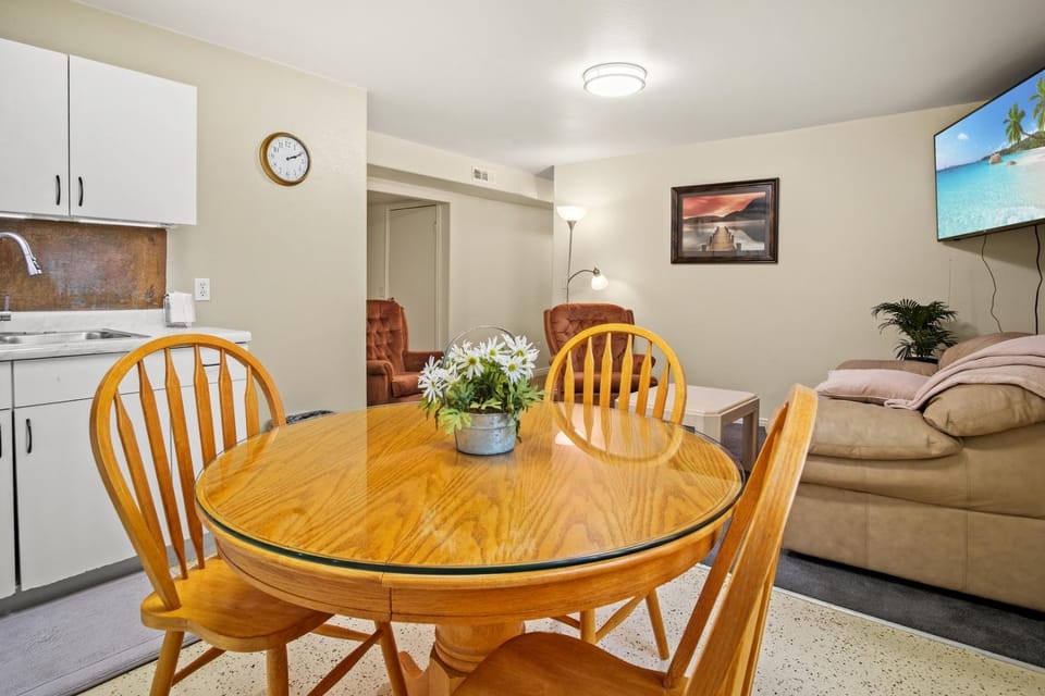 3BR Home • Near Maverik Center & Valley Fair House in West Valley City