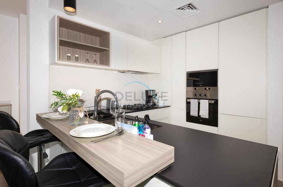 Coffee/tea facilities, Kitchen or kitchenette, Dining area, oven, stove