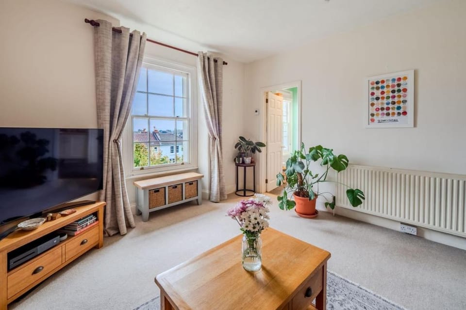 Beautiful 2 Bedroom Apartment in Redland - Simply Check In Apartment in Bristol