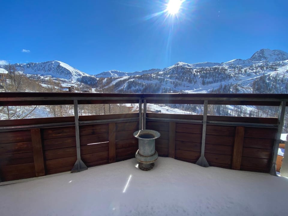 Nearby landmark, Natural landscape, View (from property/room), Balcony/Terrace, Mountain view