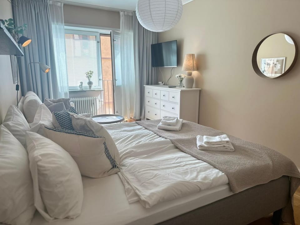 Bed, TV and multimedia, Living room, Photo of the whole room, Seating area, Bedroom, towels
