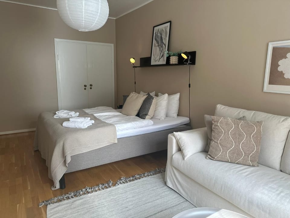 Bed, Living room, Photo of the whole room, Seating area, Bedroom, towels