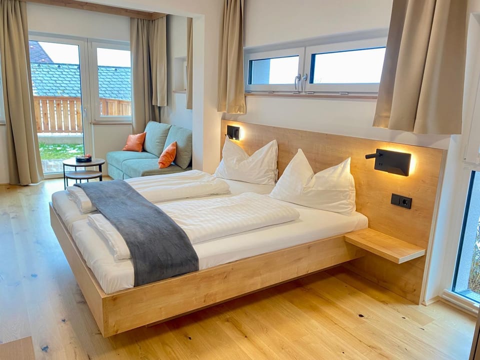 Bed, Living room, Photo of the whole room, Seating area, Bedroom
