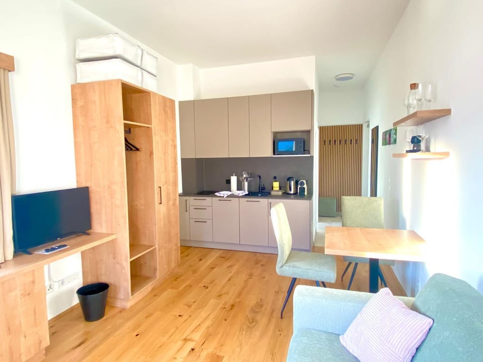 TV and multimedia, Kitchen or kitchenette, Seating area, Dining area, stove, wardrobe, kitchen