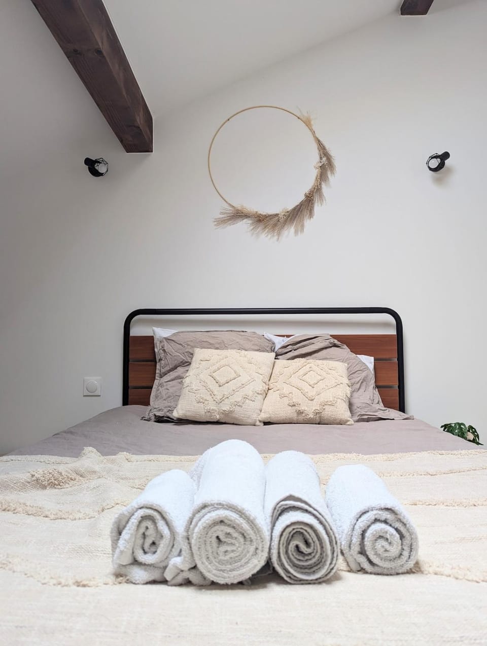 Bed, Bedroom, towels