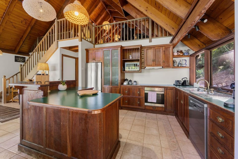 The Scarborough - Pet Friendly Bushland Retreat House in Wollongong