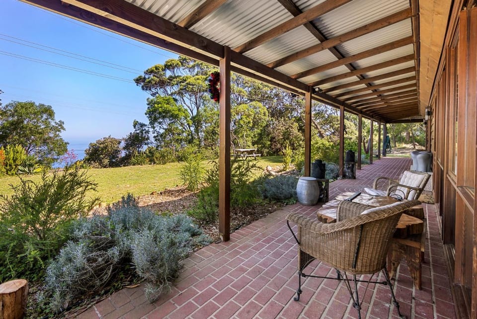 The Scarborough - Pet Friendly Bushland Retreat House in Wollongong