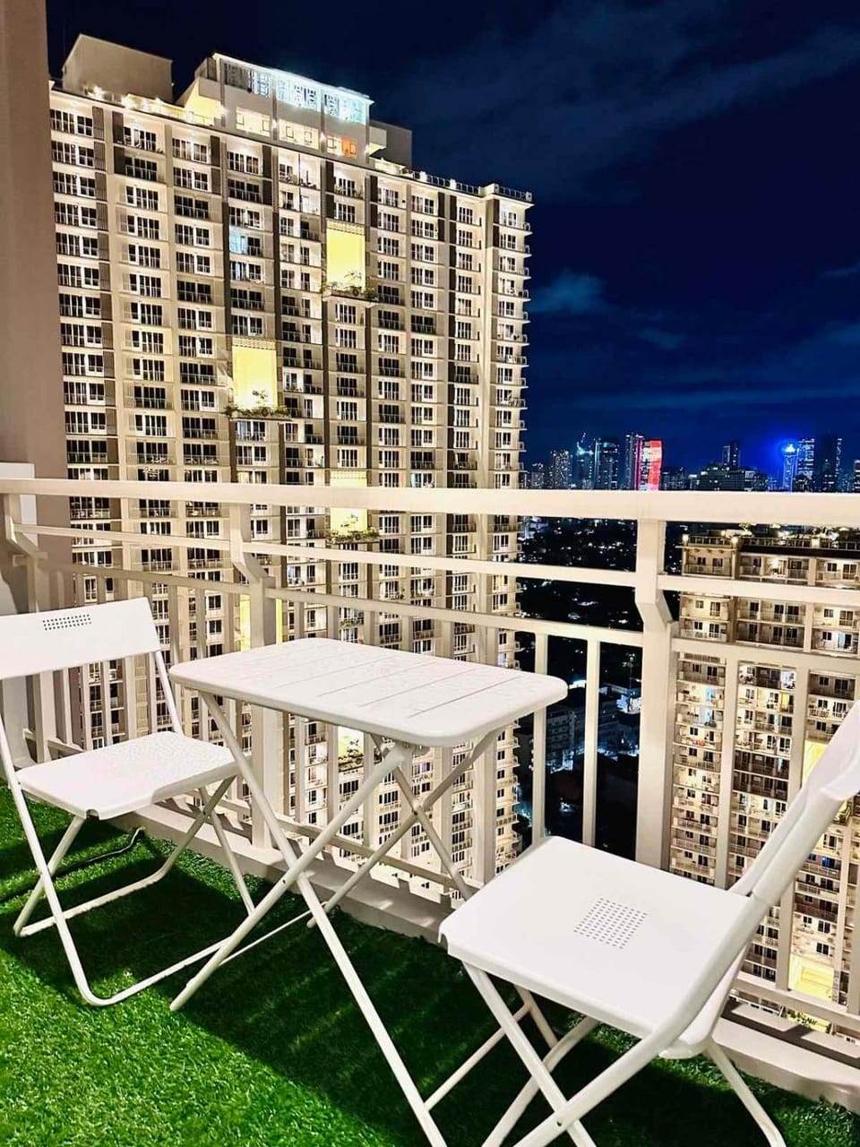 Cloud Cinema by Kozy Mood near BGC Apartment in Pasig
