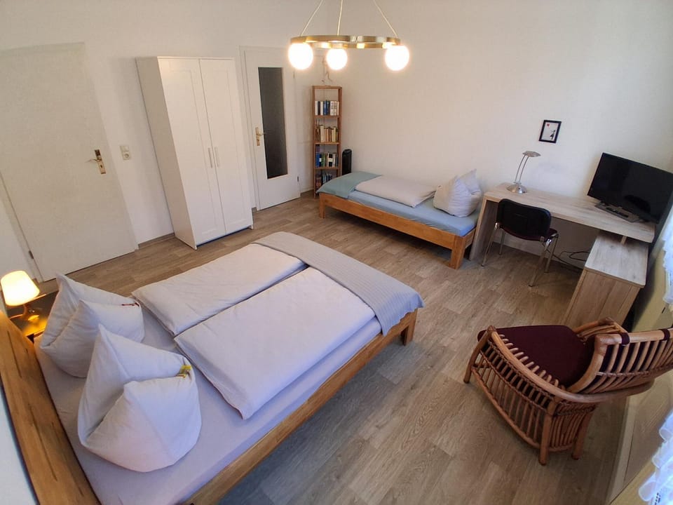 Bed, TV and multimedia, Living room, Photo of the whole room, Seating area, Bedroom, wardrobe