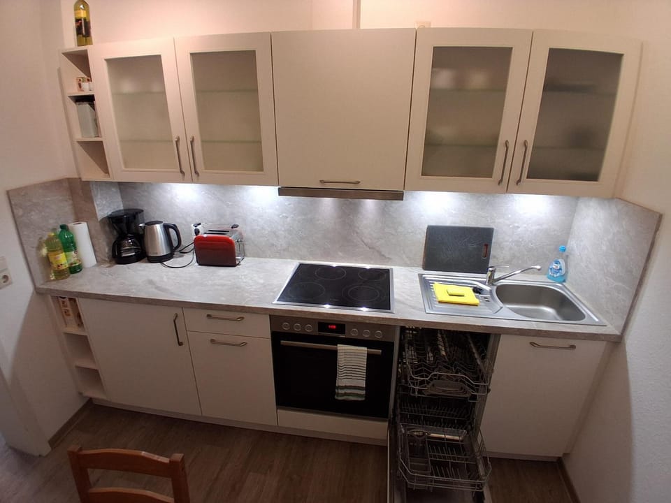 Coffee/tea facilities, Kitchen or kitchenette, oven, stove, toaster