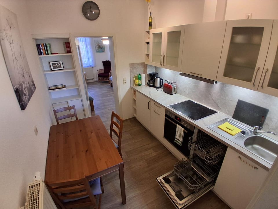 Coffee/tea facilities, Kitchen or kitchenette, Dining area, dishwasher, oven, stove, toaster
