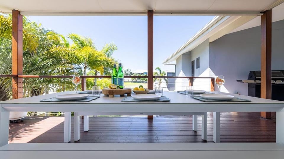 The Palms w Sauna, Gym & Boat Park 100m to Beach House in Agnes Water