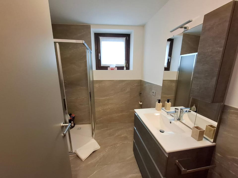 Shower, Toilet, Bathroom, towels