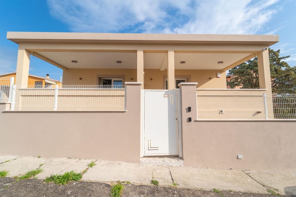 Property building, Facade/entrance, Off site