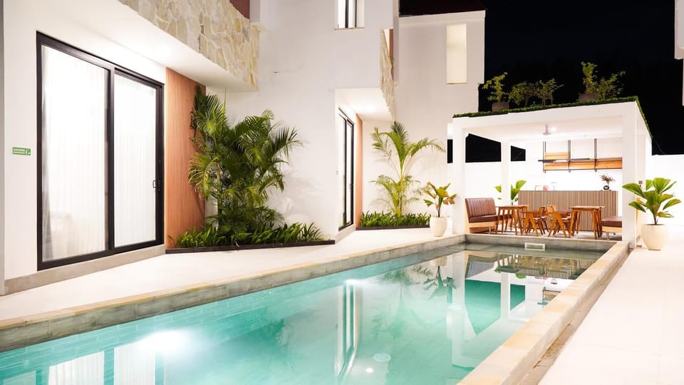 Property building, Restaurant/places to eat, Swimming pool