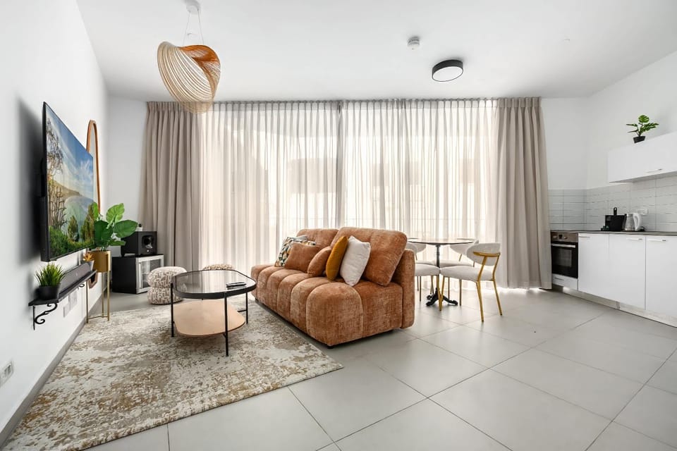TV and multimedia, Kitchen or kitchenette, Living room, Seating area
