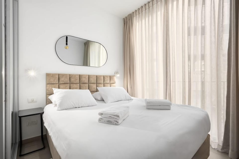 Bed, Bedroom, towels