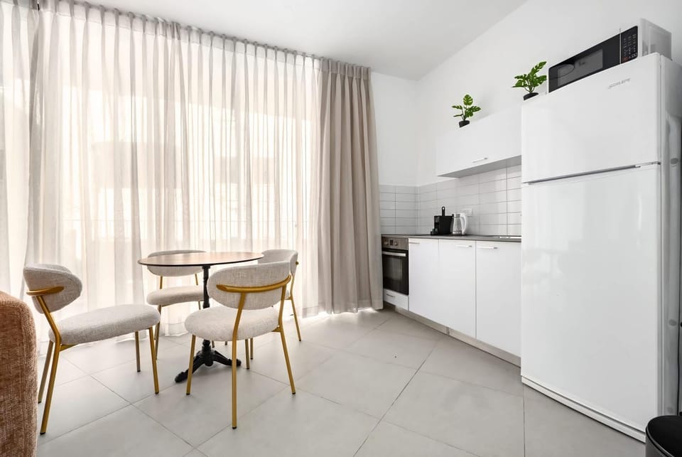 Kitchen or kitchenette, Dining area, oven, stove