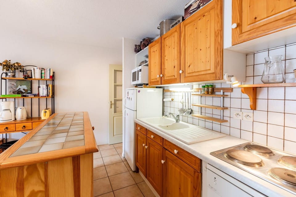 Kitchen or kitchenette, stove