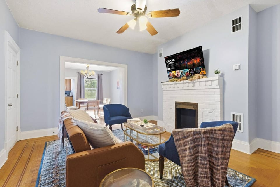 TV and multimedia, Living room, Seating area, fireplace