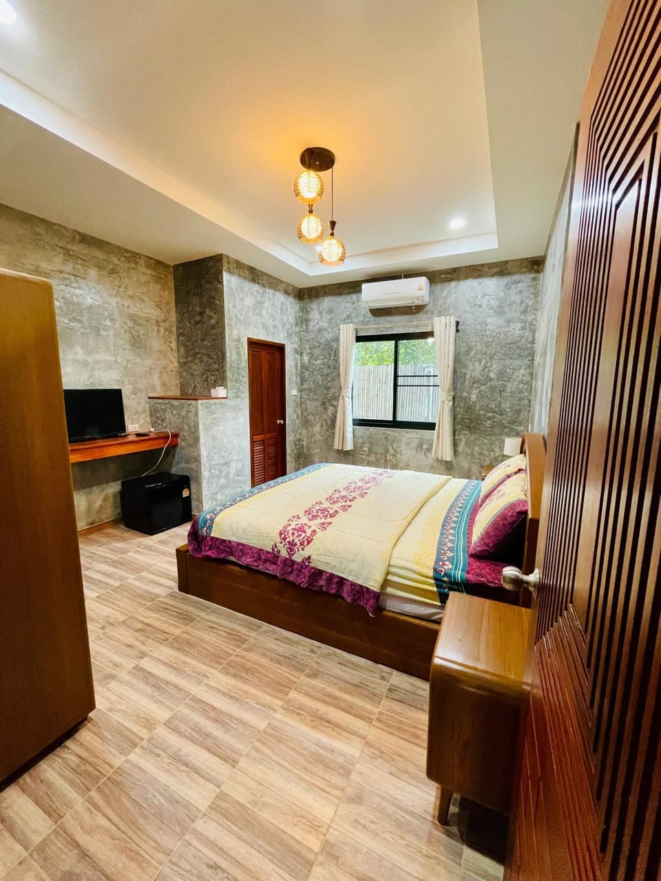 Bed, TV and multimedia, Photo of the whole room, Bedroom