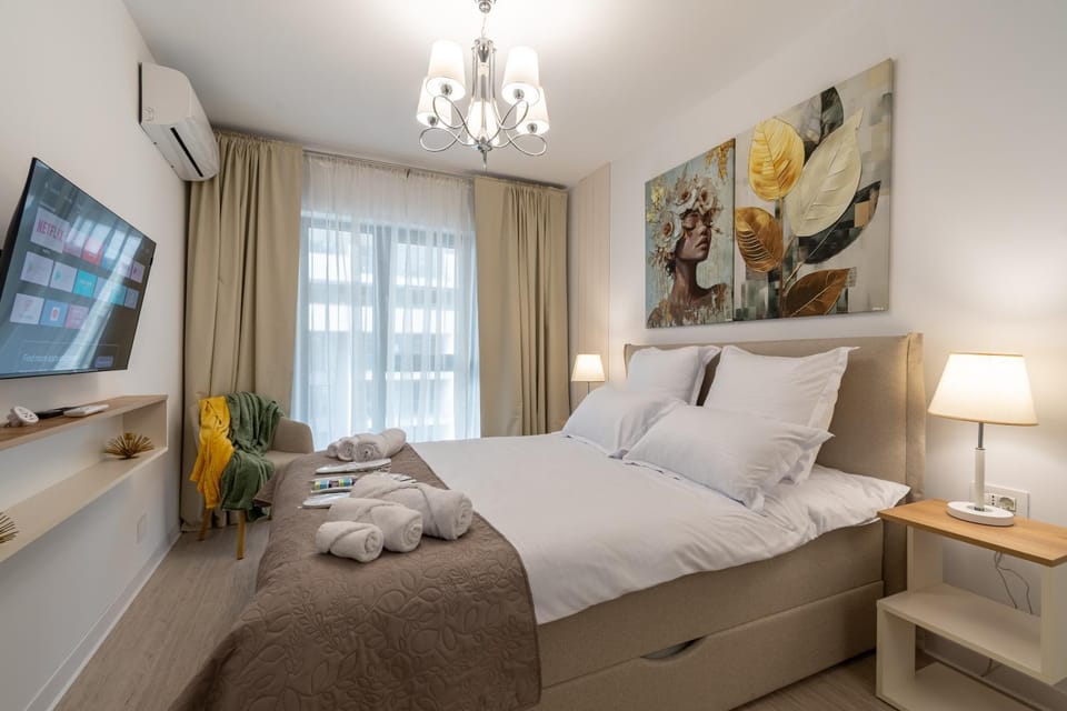Bed, TV and multimedia, Photo of the whole room, Bedroom, towels, air conditioner